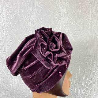 Bonnet pour femme en tissu violet avec perles et fleur