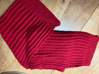 Ensemble bonnet fourré et écharpe chaude rouge en tricot