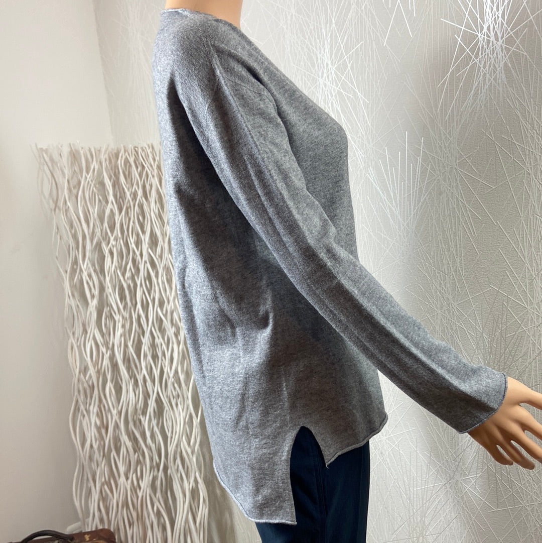 Pull gris fin coupe droite asymétrique col V Made In Italy