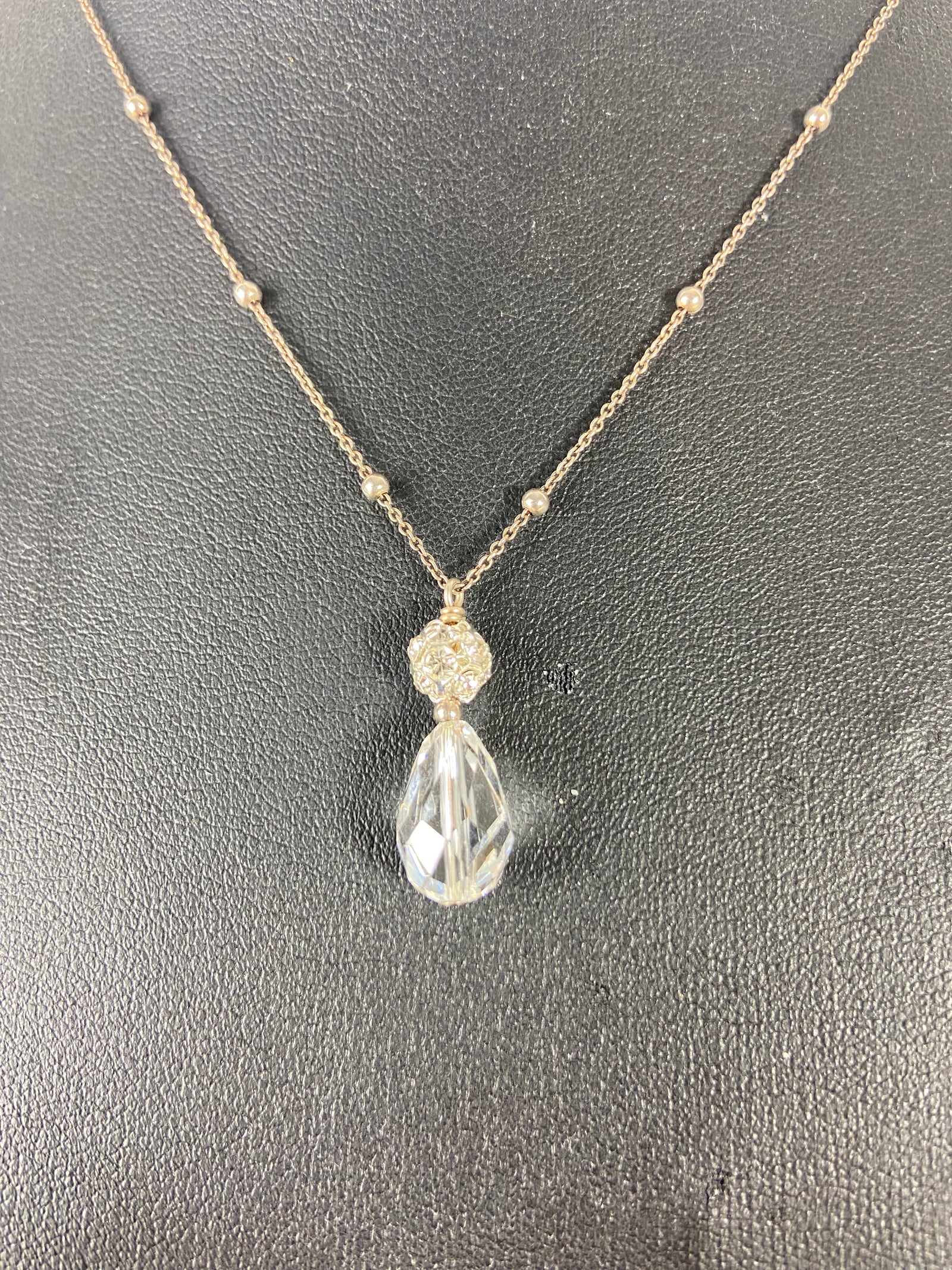 Collier fantaisie en métal argenté avec perle et grand brillant solitaire en goutte d’eau