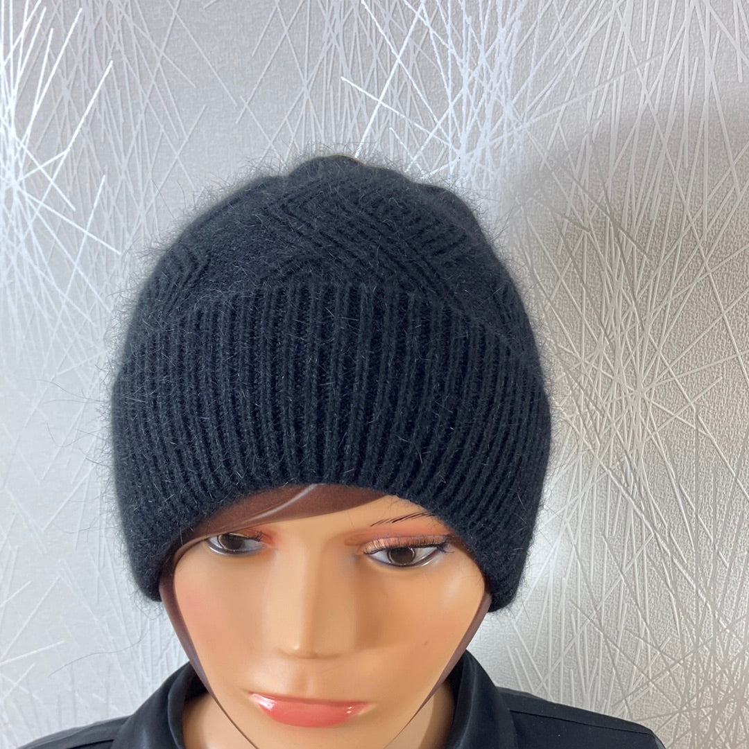 Bonnet noir chaud en tricot avec laine angora