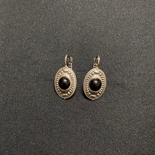 Boucles d’oreilles pendantes dormeuses plaqué argent pierre noire Shabada