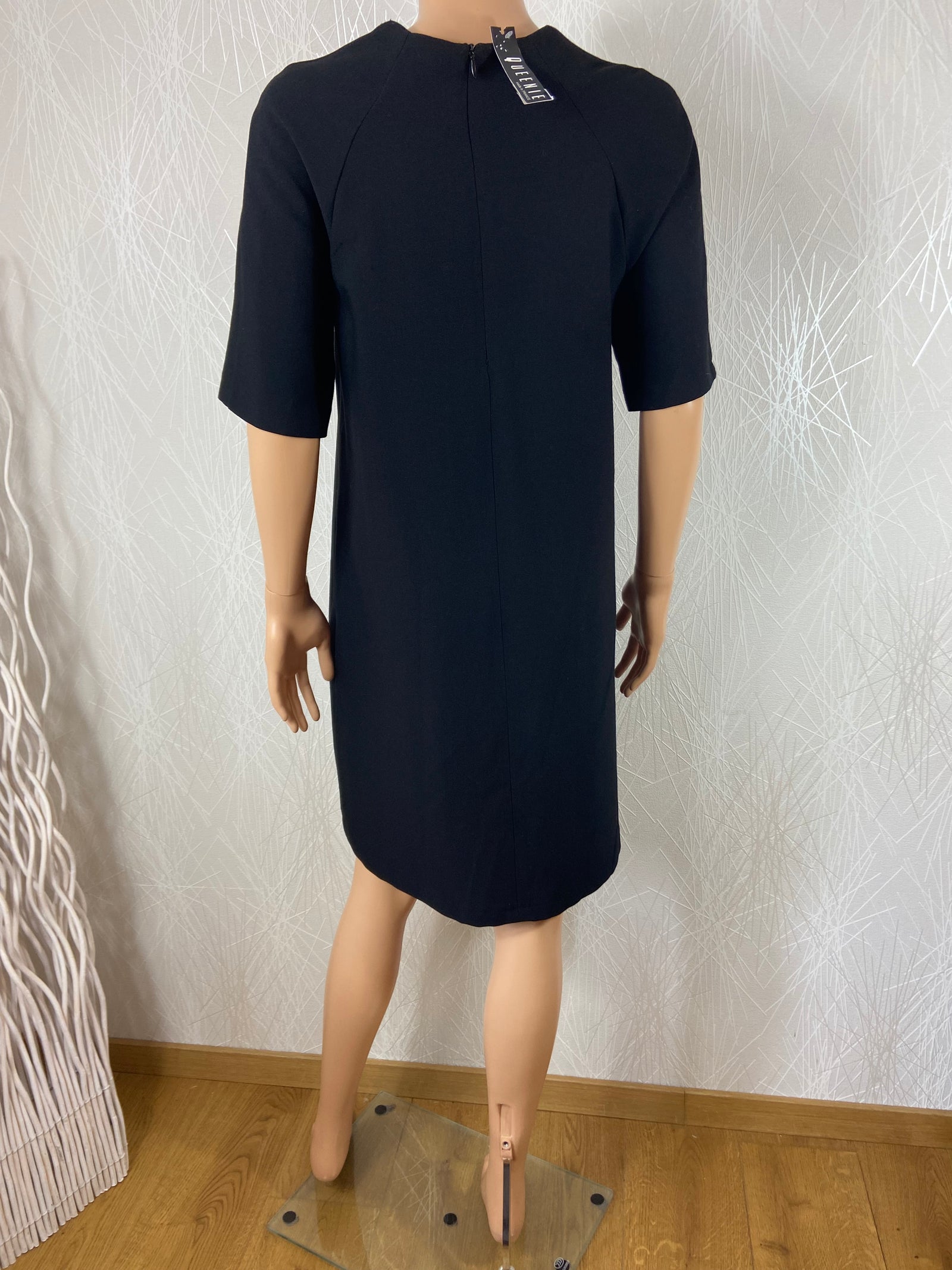 Robe noire midi coupe droite manches courtes ras du cou Queenie