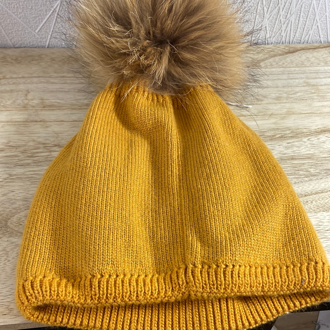 Bonnet jaune moutarde avec strass et pompon en fourrure