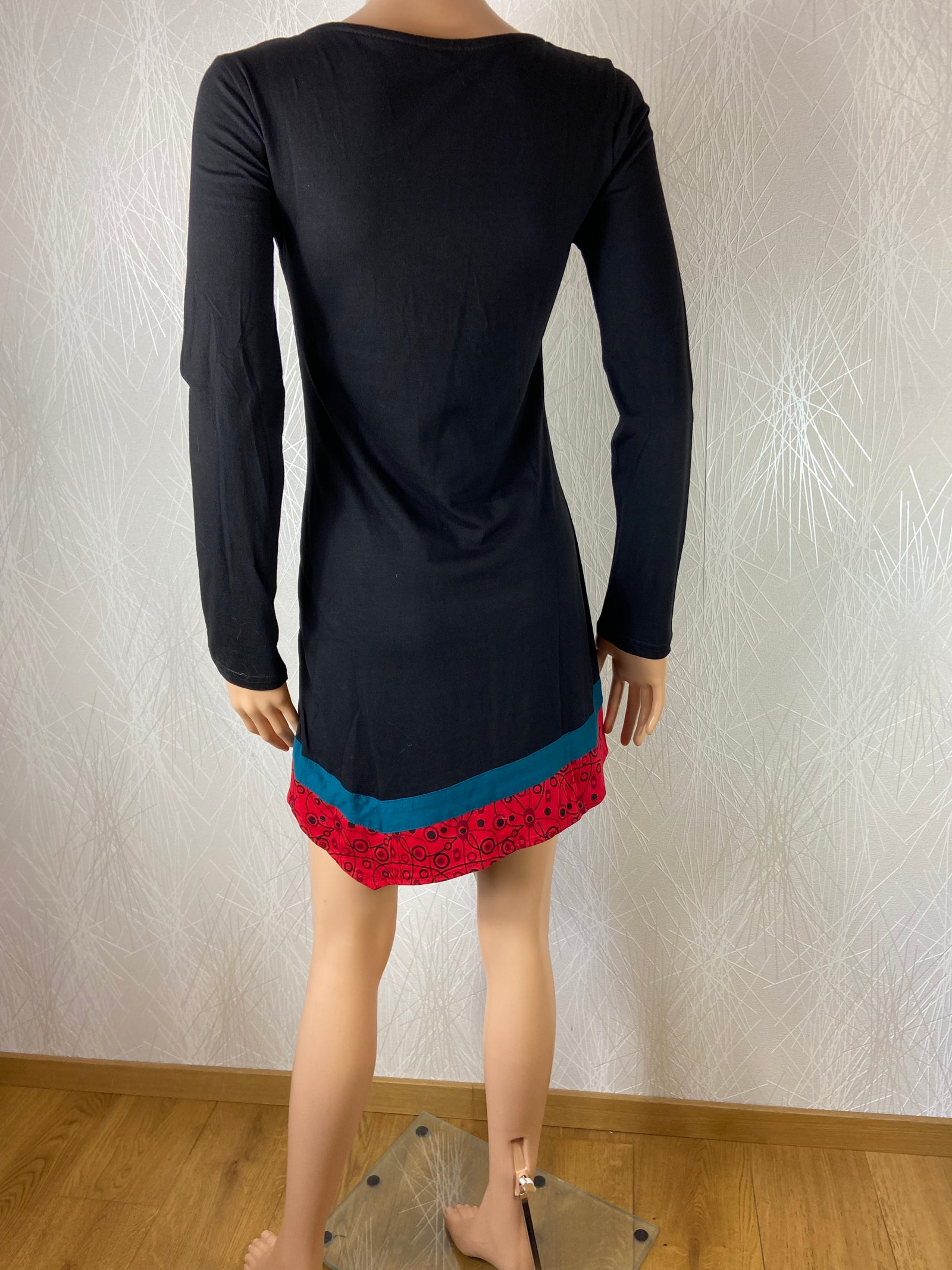 Robe en coton manches longues noir motifs rouge col V Aller Simplement