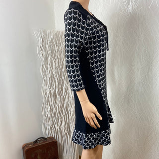 Robe noire motifs blancs manches 3/4 coupe droite modèle walk Mado et les Autres