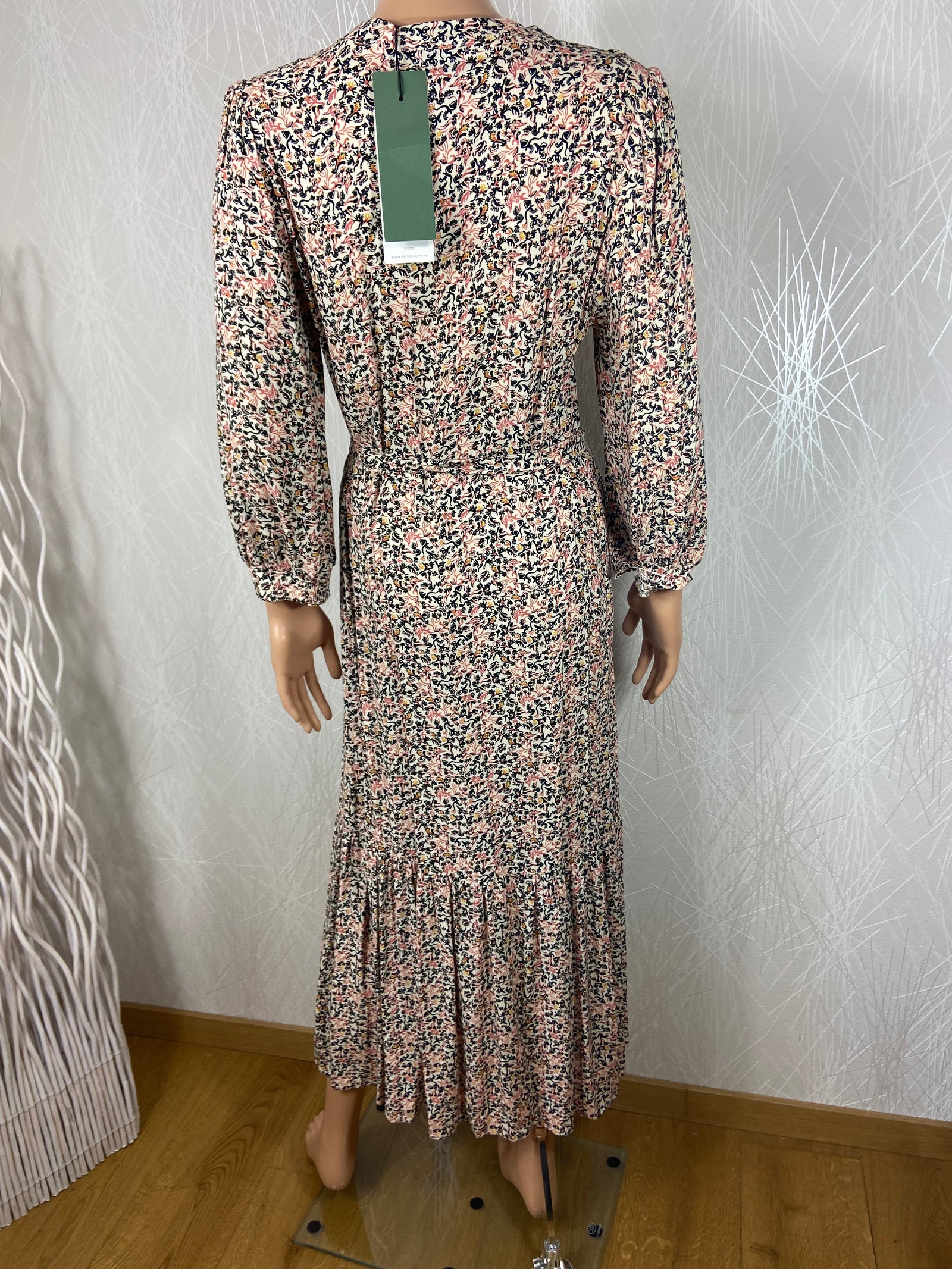 Robe longue rose beige manches 3/4 volants de Peppercorn