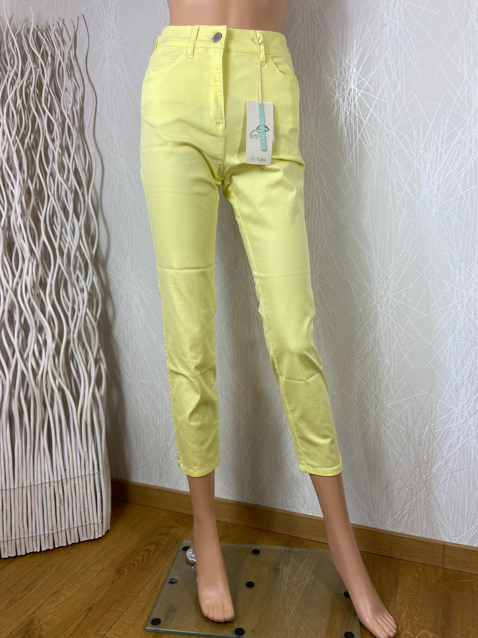 Pantalon jaune coton 7/8 taille haute coupe étroite slim fit strass marque Toni