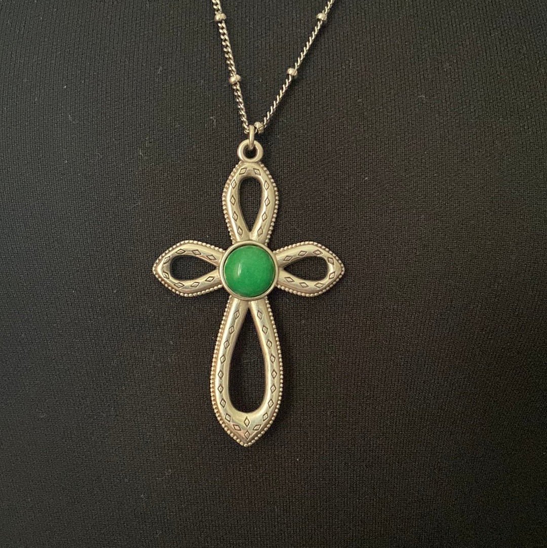 Collier long pendentif croix plaqué argent pierre semi précieuse verte Shabada