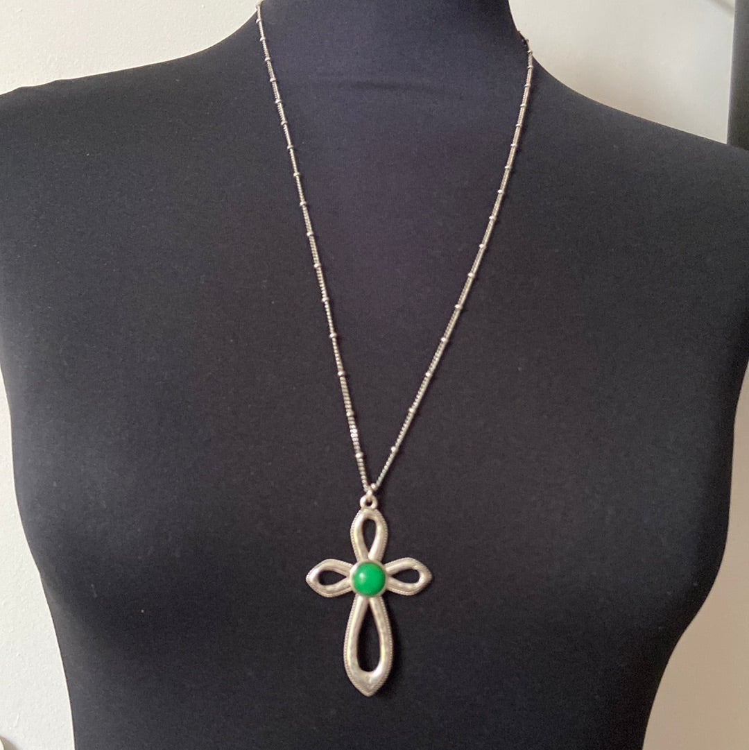 Collier long pendentif croix plaqué argent pierre semi précieuse verte Shabada