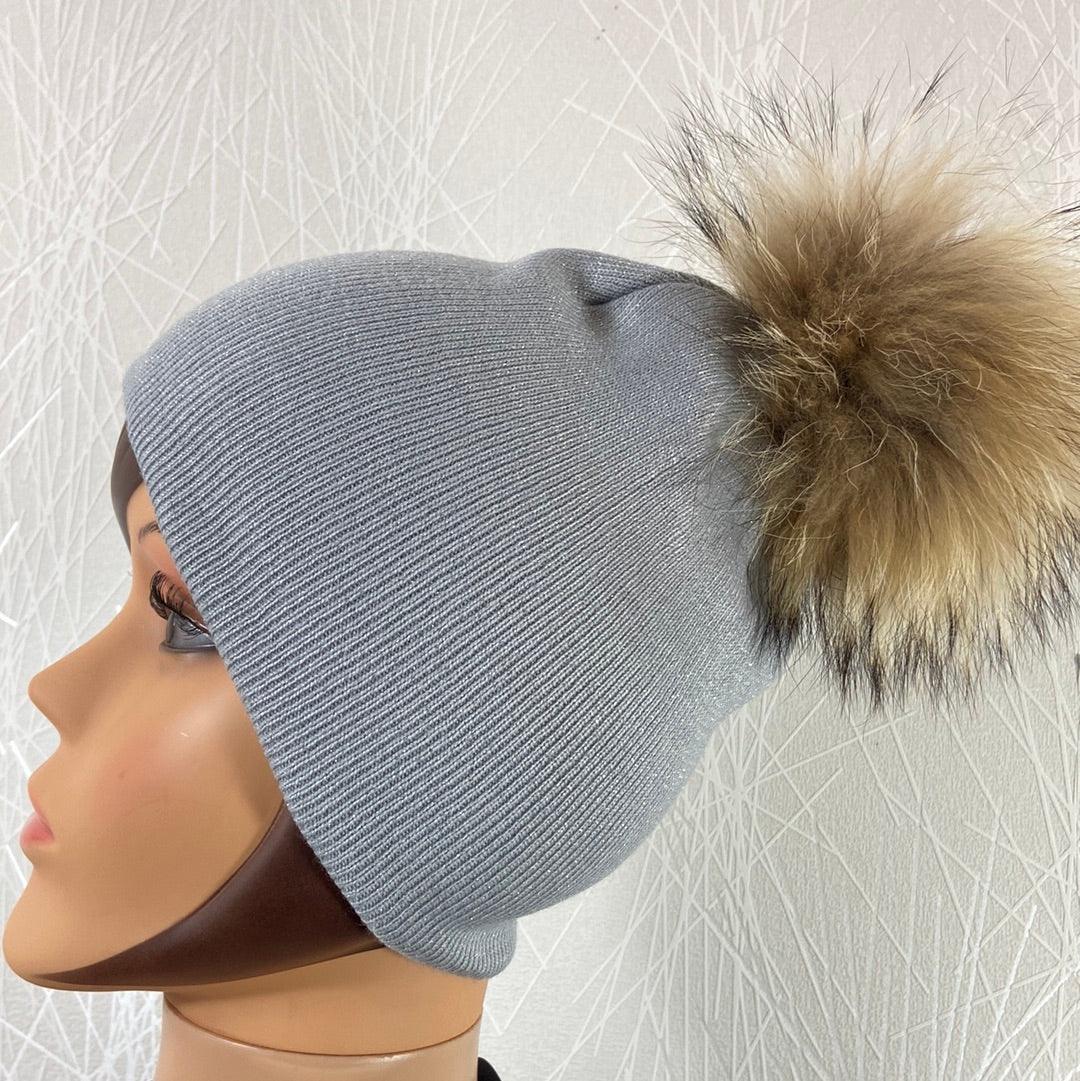 Bonnet gris clair argenté avec pompon en fourrure synthétique - Offre-Unique