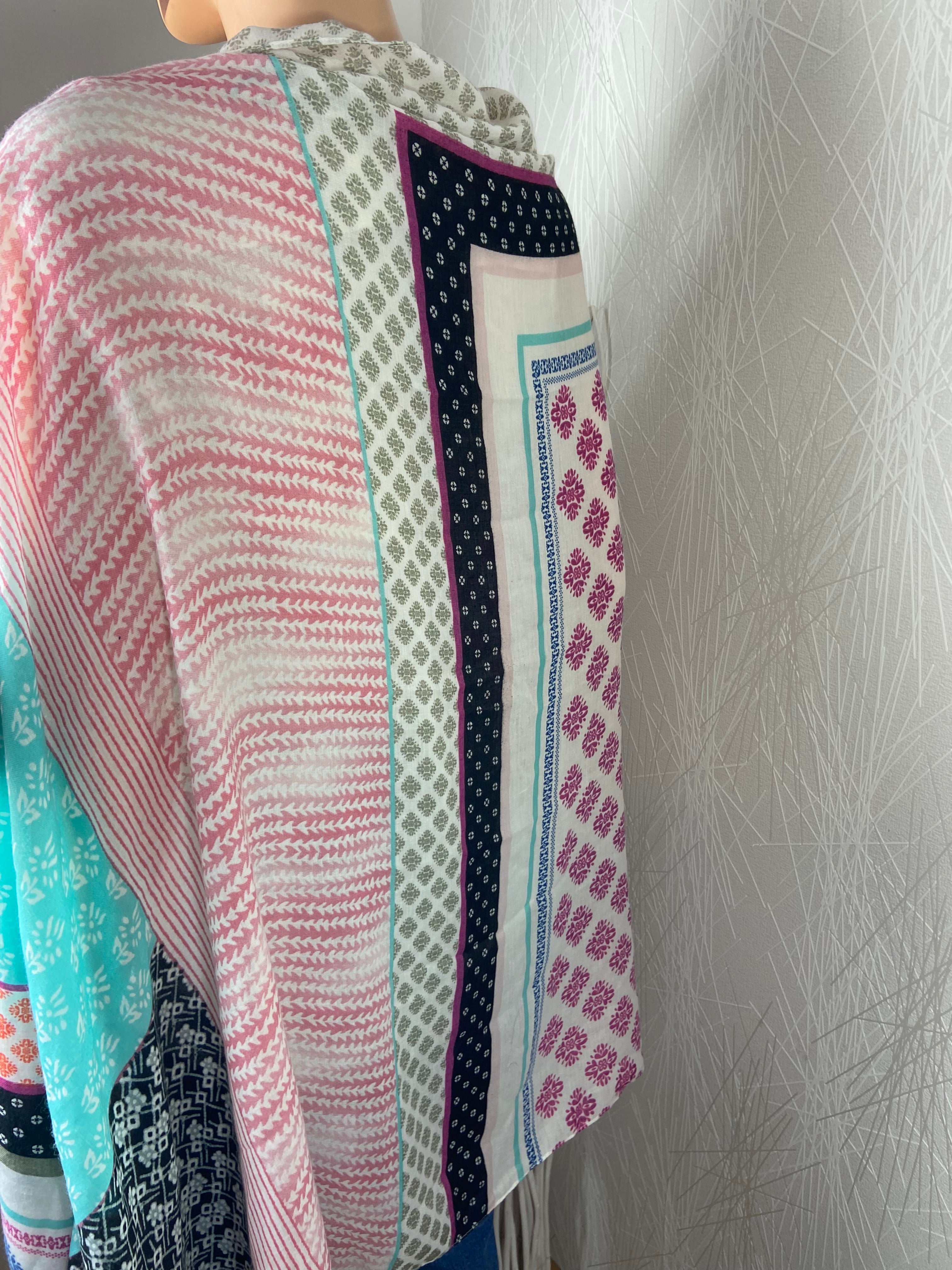 Foulard multicolore à motifs géométriques