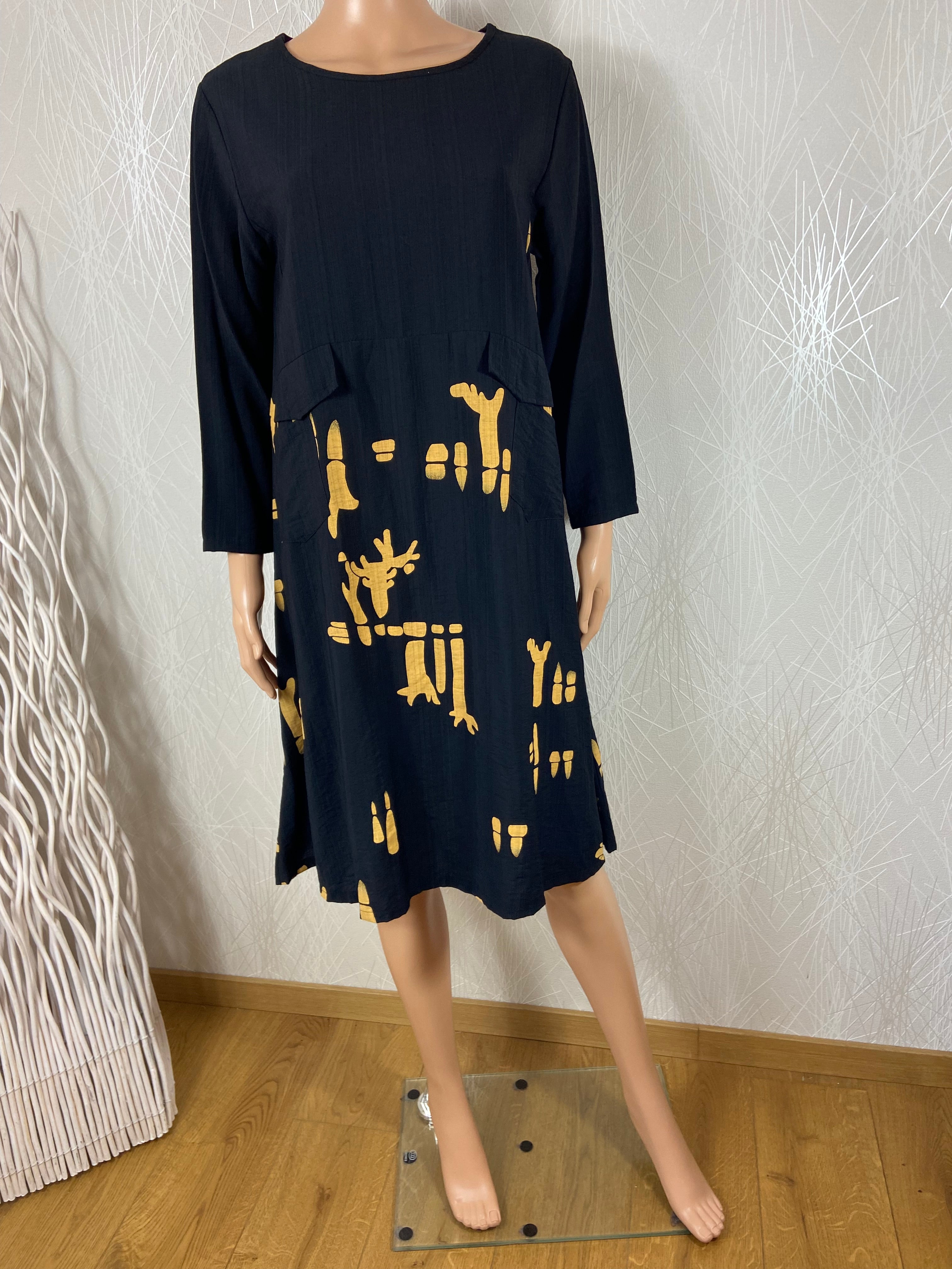 Robe noire et or manches 3/4 coupe un peu évasée Neslay