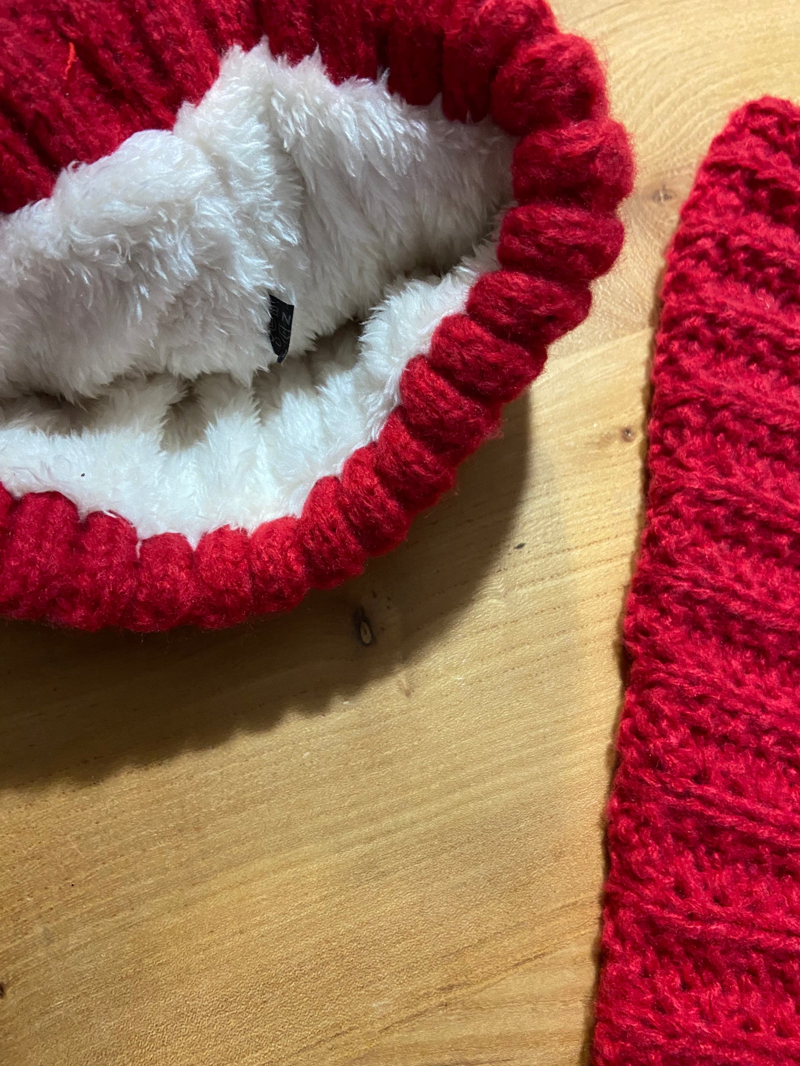 Ensemble bonnet fourré et écharpe chaude rouge en tricot