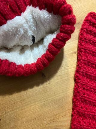 Ensemble bonnet fourré et écharpe chaude rouge en tricot