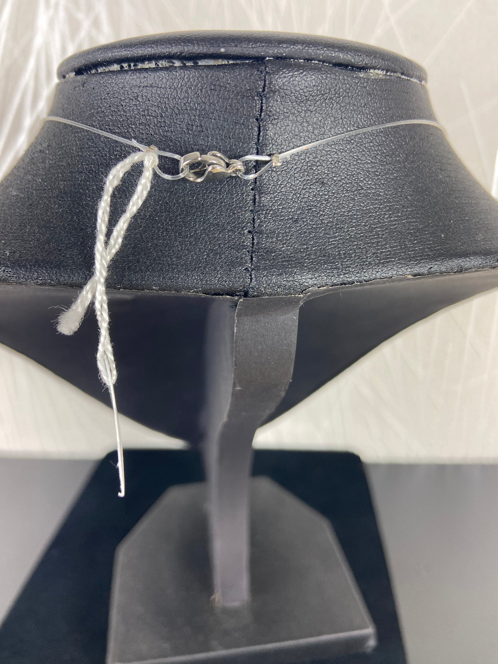 Collier pour femme avec perle blanche et strass sur fil de nylon