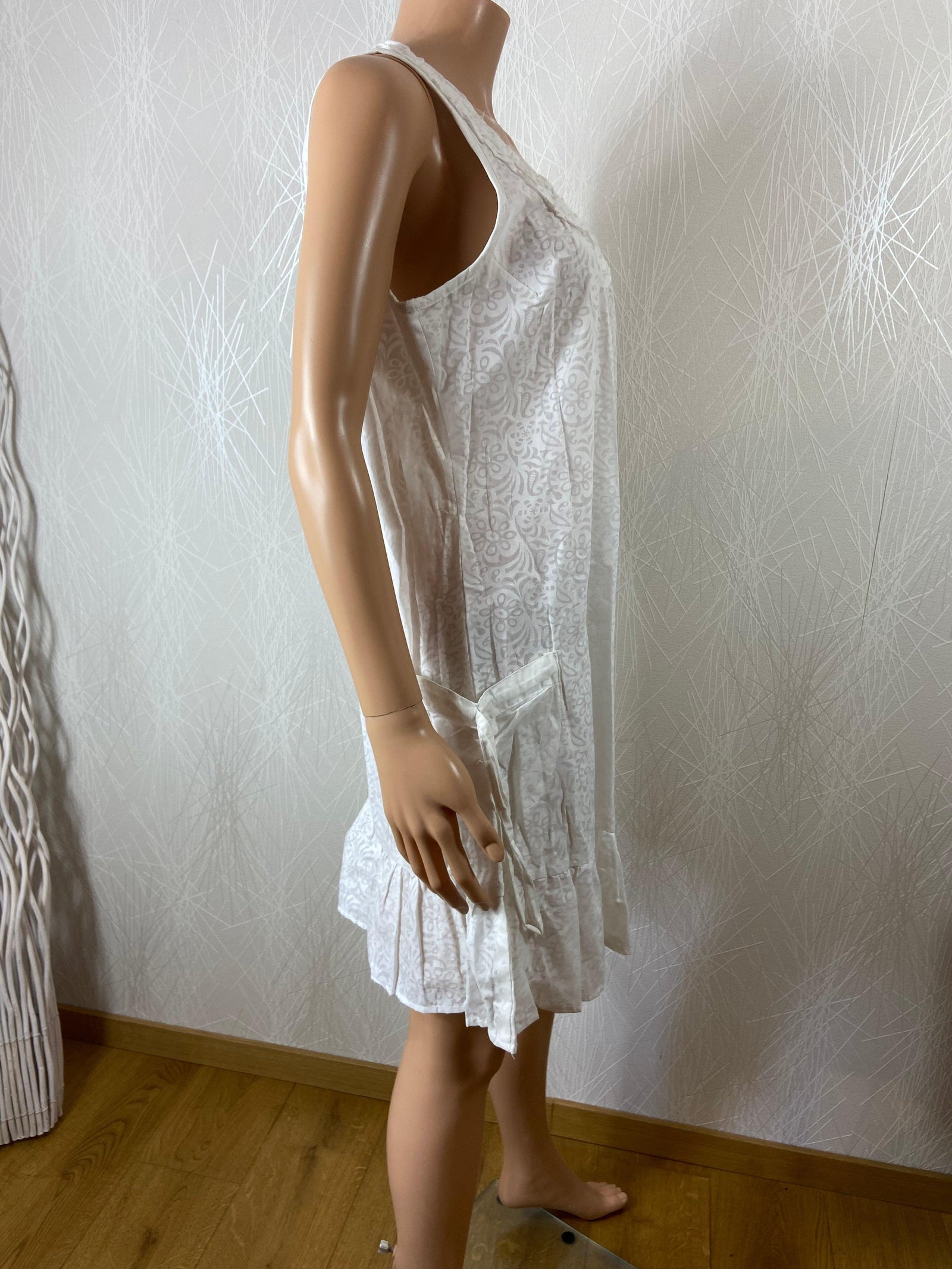 Robe coton blanche sans manches volant Aller Simplement - Offre-Unique