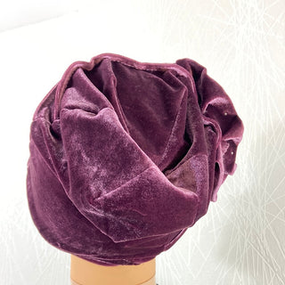 Bonnet pour femme en tissu violet avec perles et fleur