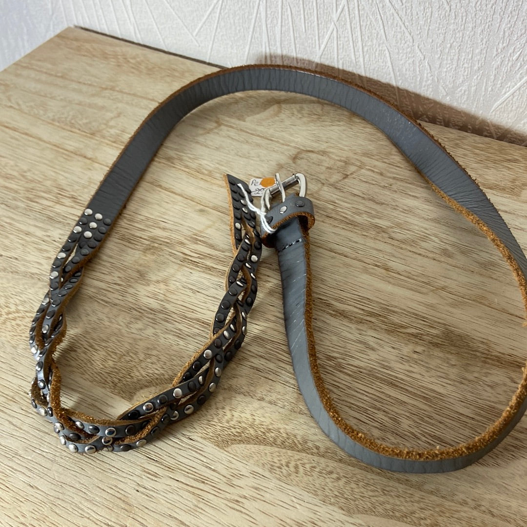 Ceinture grise tressée avec clous décoratifs