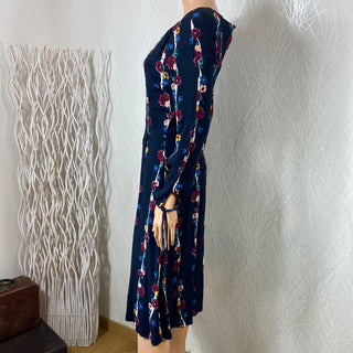 Robe midi doublée à manches longues bleu marine à motifs fleuris Emilyandfin