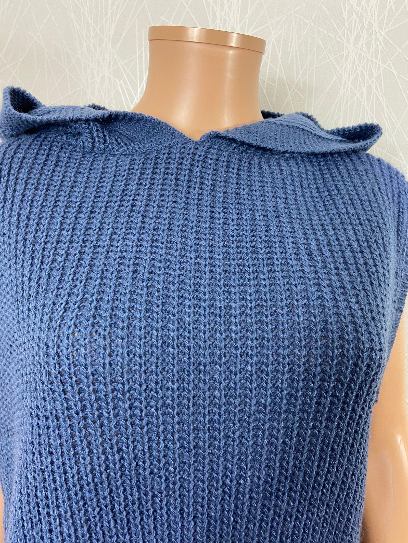 Pull bleu sans manches à capuche Les Impatientes - Offre-Unique