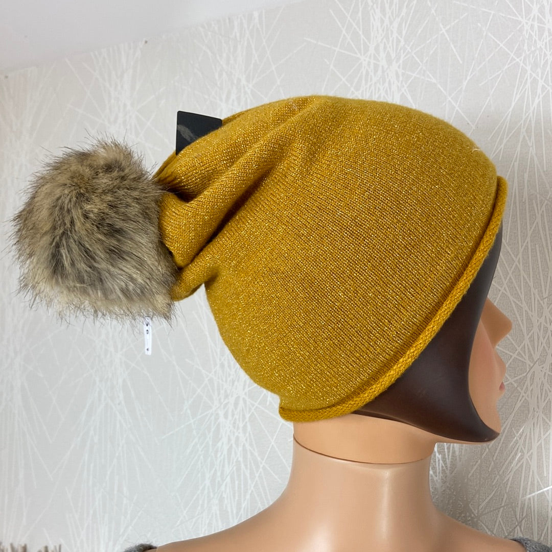 Bonnet jaune moutarde doré pompon fourrure synthétique Catch Me