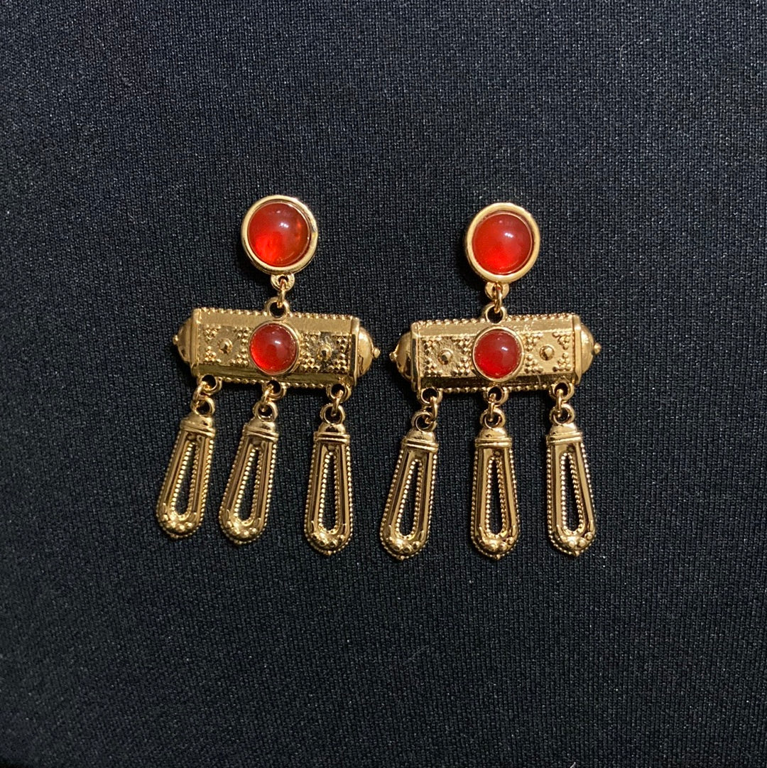 Boucles d’oreilles pendantes plaquées or pierres semi-précieuses rouge Shabada