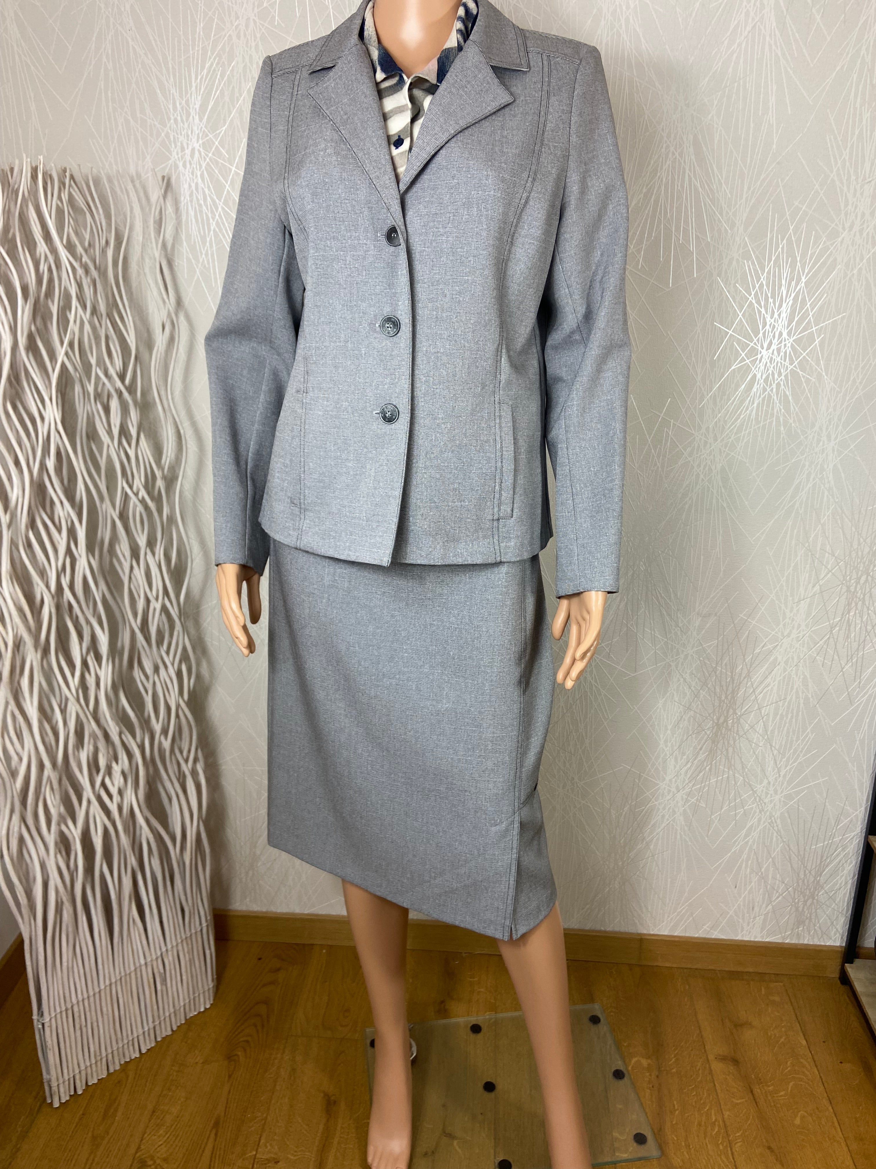 Tailleur gris veste jupe fendue fabrication française Gévana