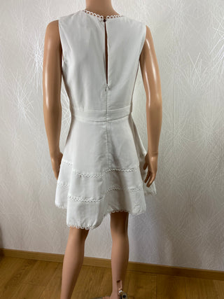 Robe blanche cintrée  doublée sans manches broderie IVIVI