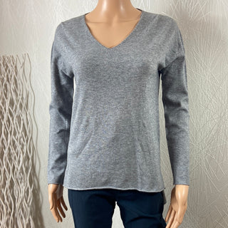 Pull gris fin coupe droite asymétrique col V Made In Italy