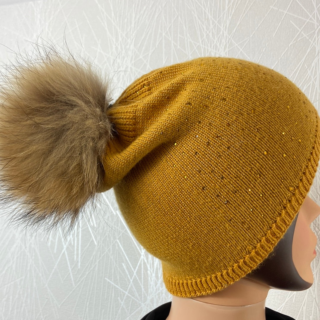 Bonnet jaune moutarde avec strass et pompon en fourrure