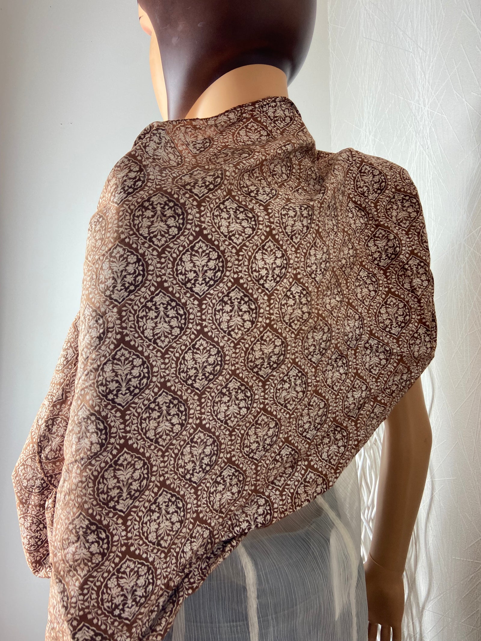 Foulard femme à motifs de fleurs marron et beige