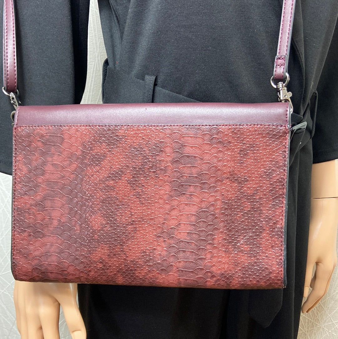 Pochette marron et rouge bordeaux effet peau de crocodile Meet & Match