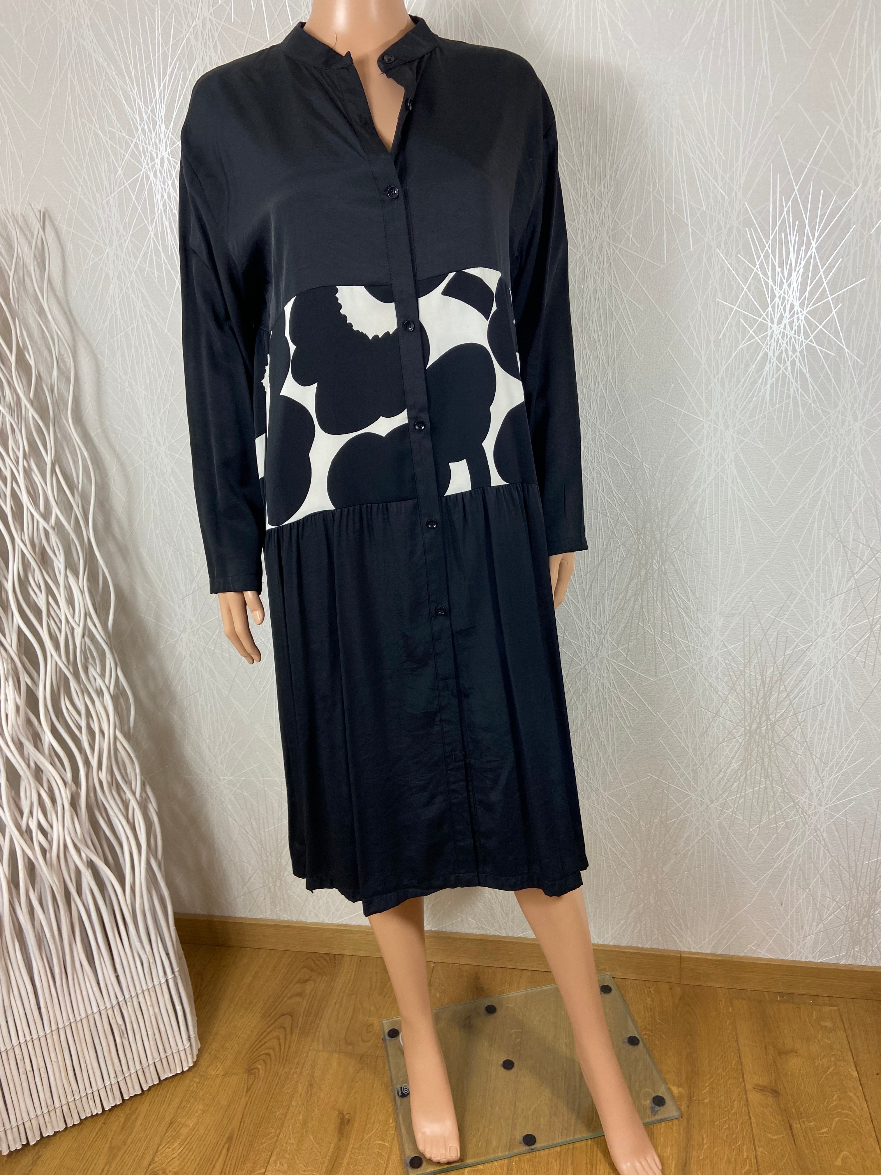 Robe noire et blanche boutonnée avec poches col ras du cou Neslay