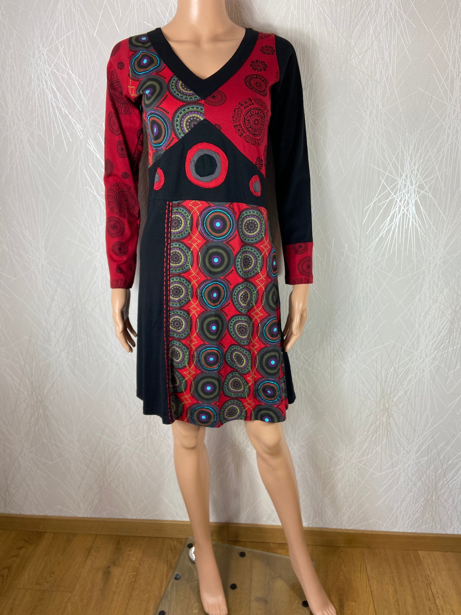 Robe rouge et noire en coton à motifs géométriques col V Aller Simplement