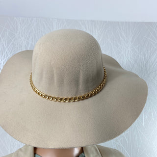 Chapeau pour femme en feutrine beige avec chaine dorée