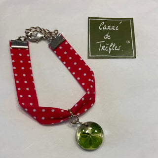 Bracelet tissu rouge avec médaillon trèfle à 4 feuilles porte bonheur Carré de Trèfles