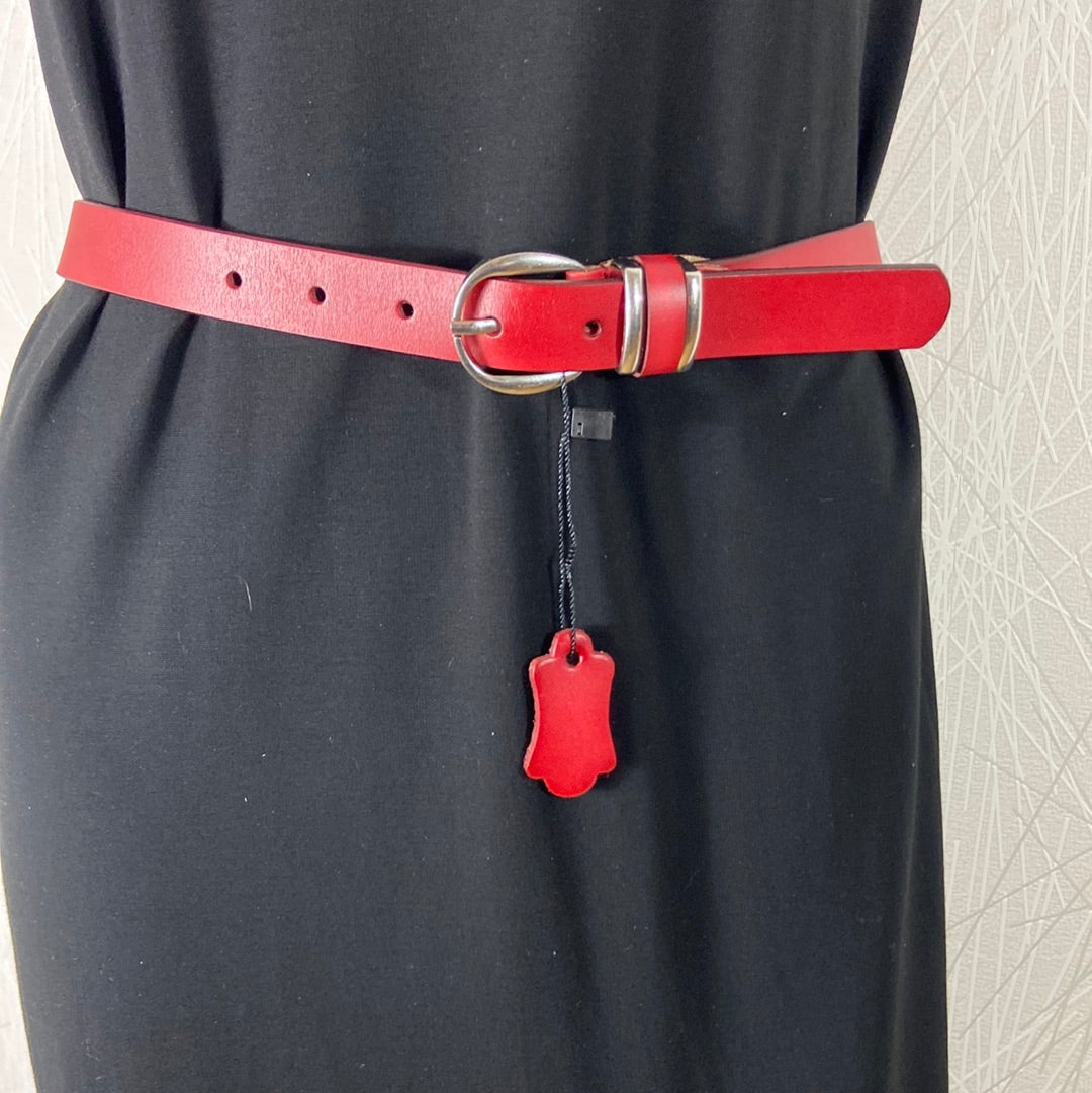 Ceinture en cuir de vachette rouge avec boucle argentée