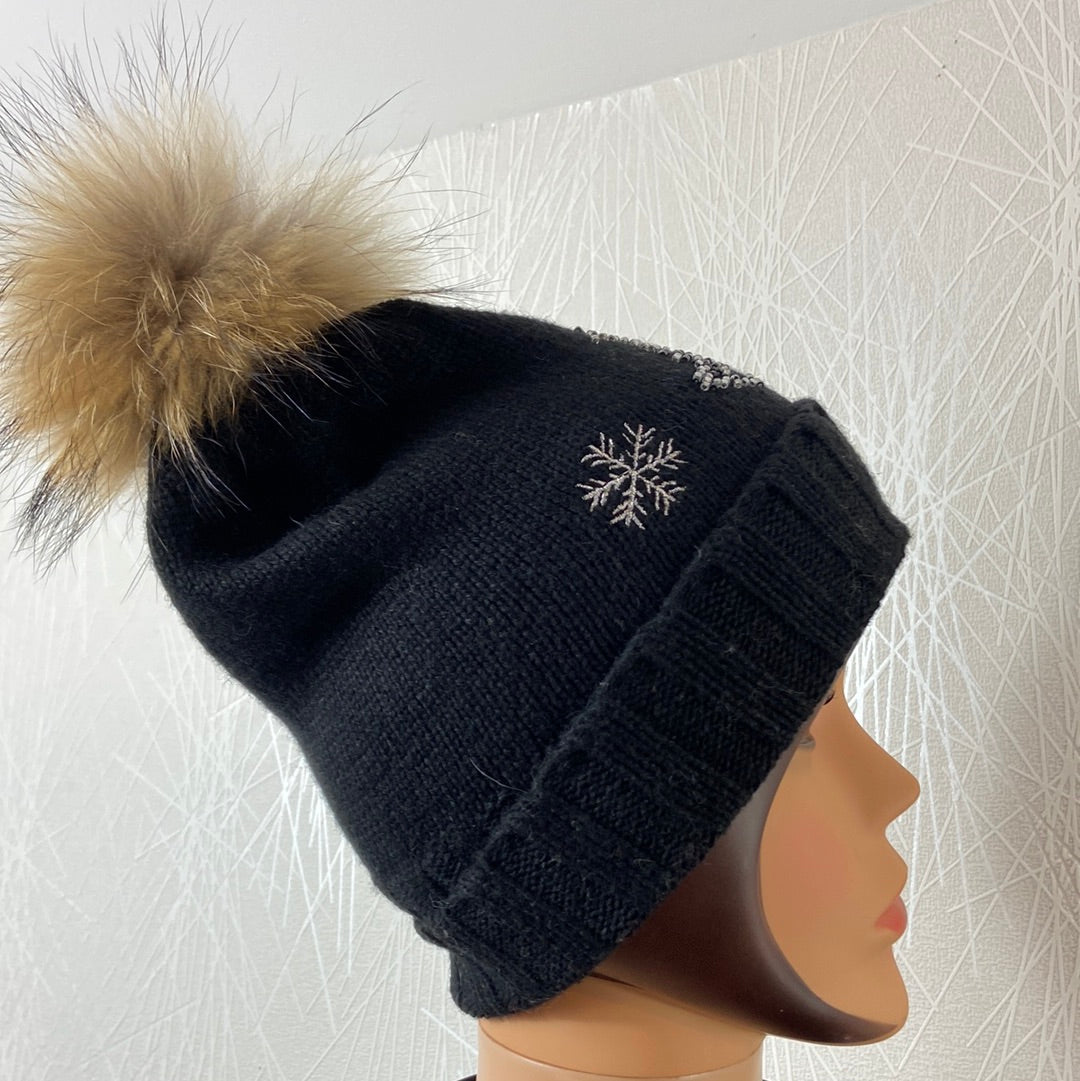 Bonnet chaud avec laine en tricot noir avec perles et pompon fourrure Mar & Co