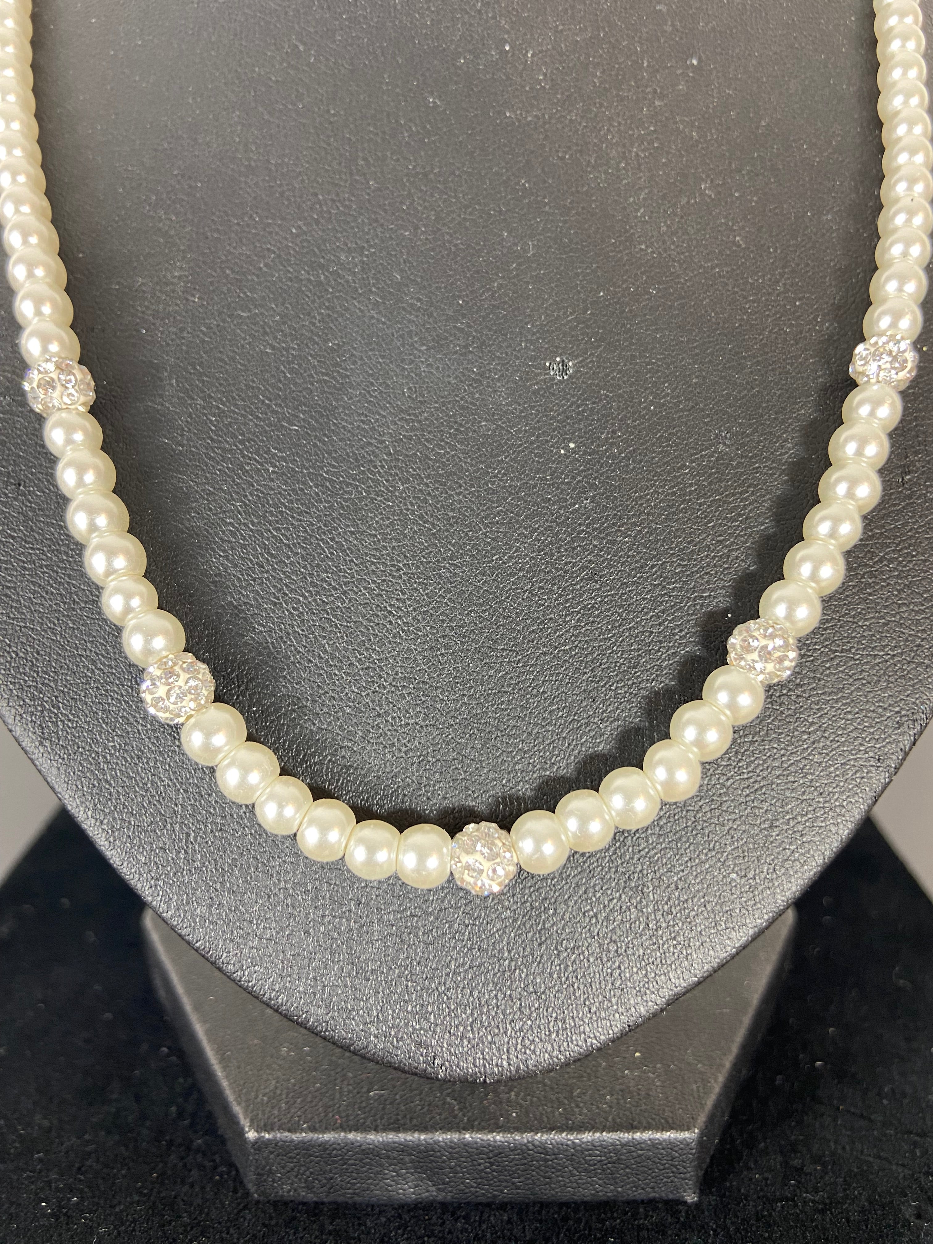Collier de perles et strass