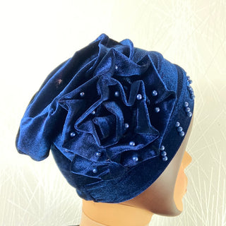Bonnet pour femme en tissu bleu avec perles et fleur