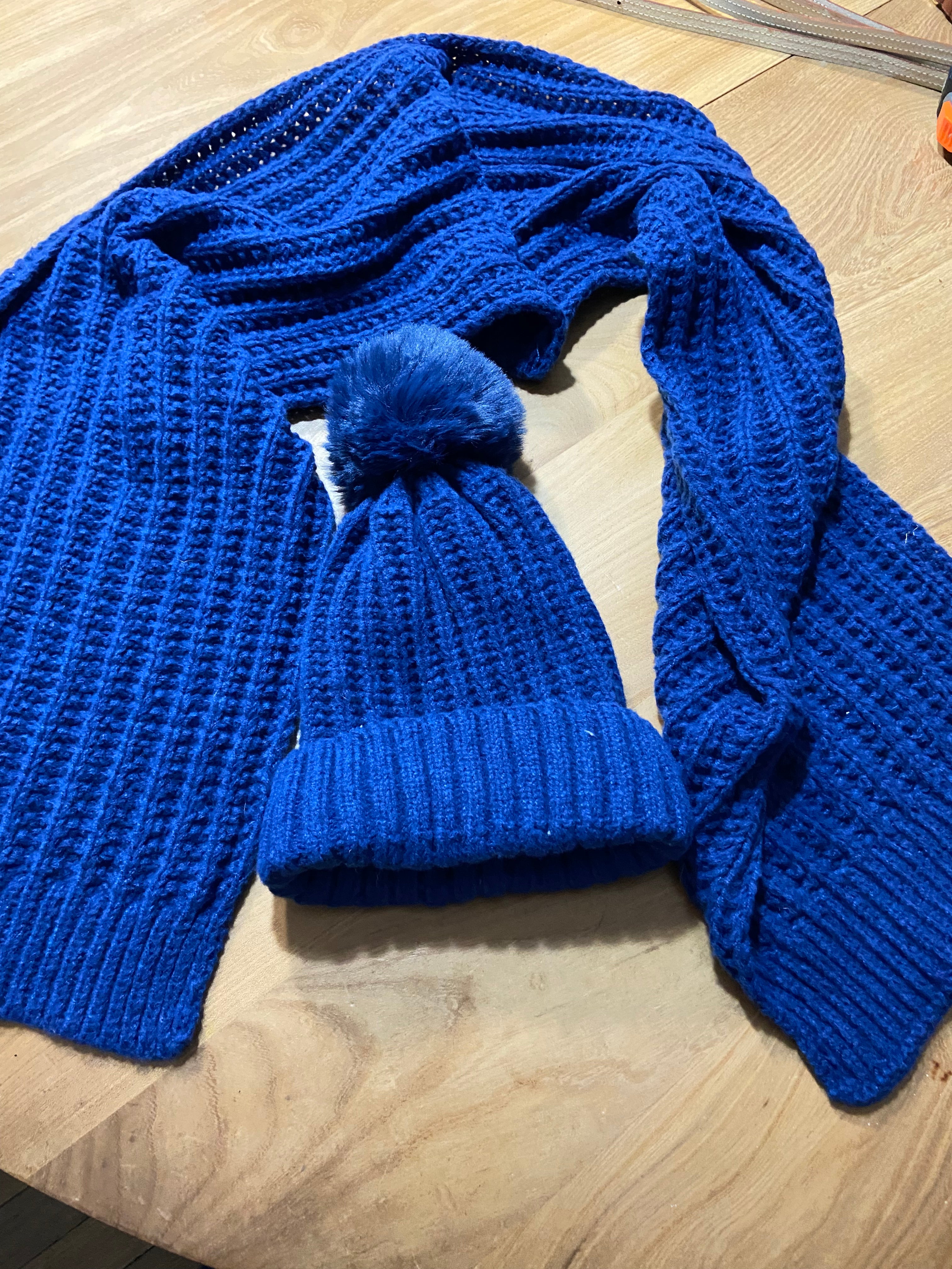 Ensemble bonnet fourré avec pompon et écharpe bleu