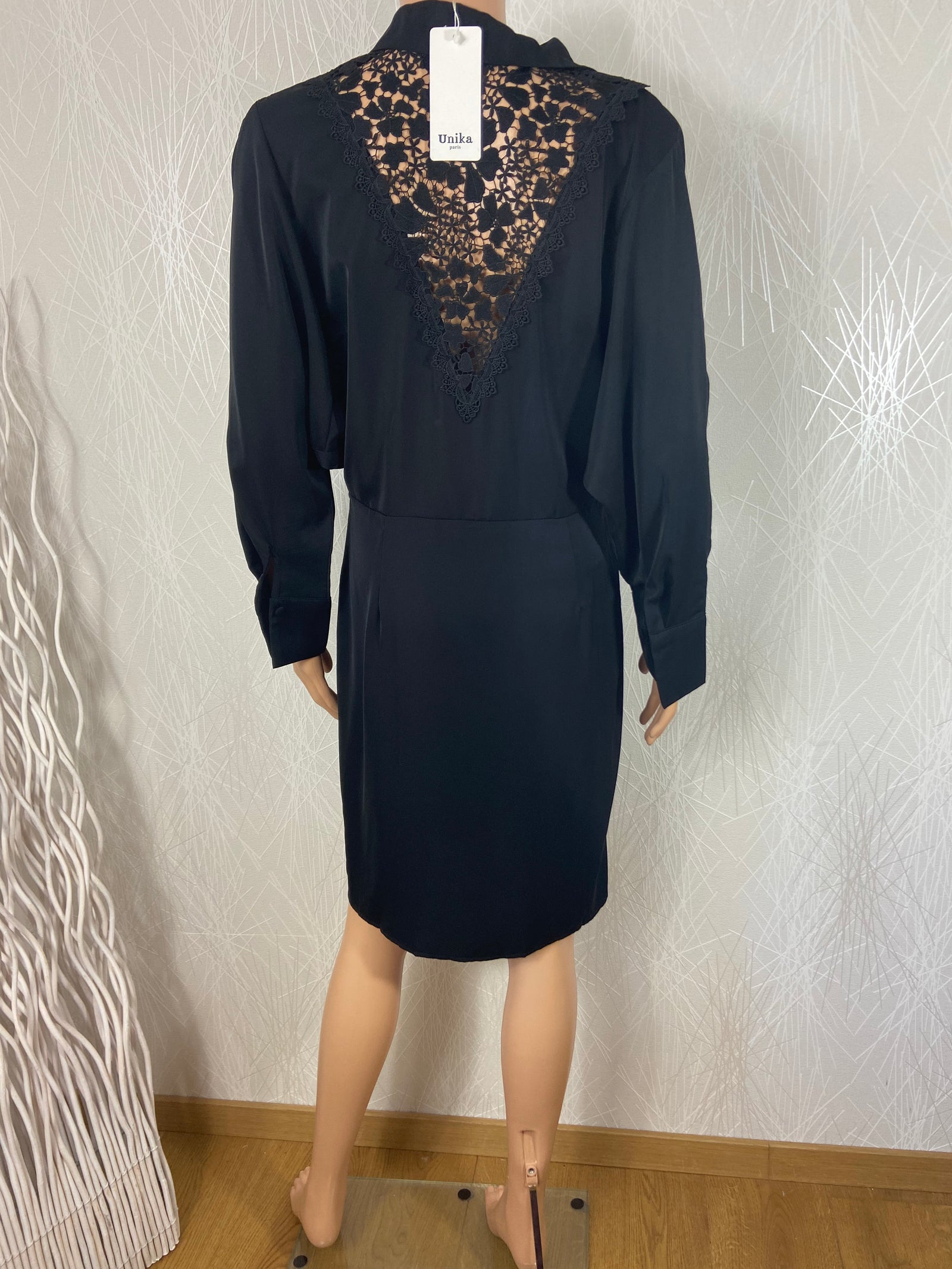 Robe noire cintrée à la taille avec dentelle Unika