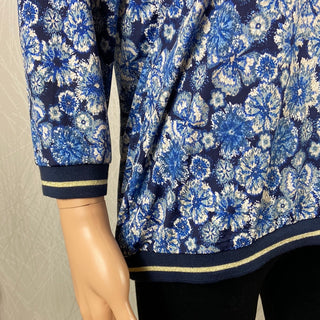 Blouse fleurie bleue col V manches 3/4 Le Singe de Julie