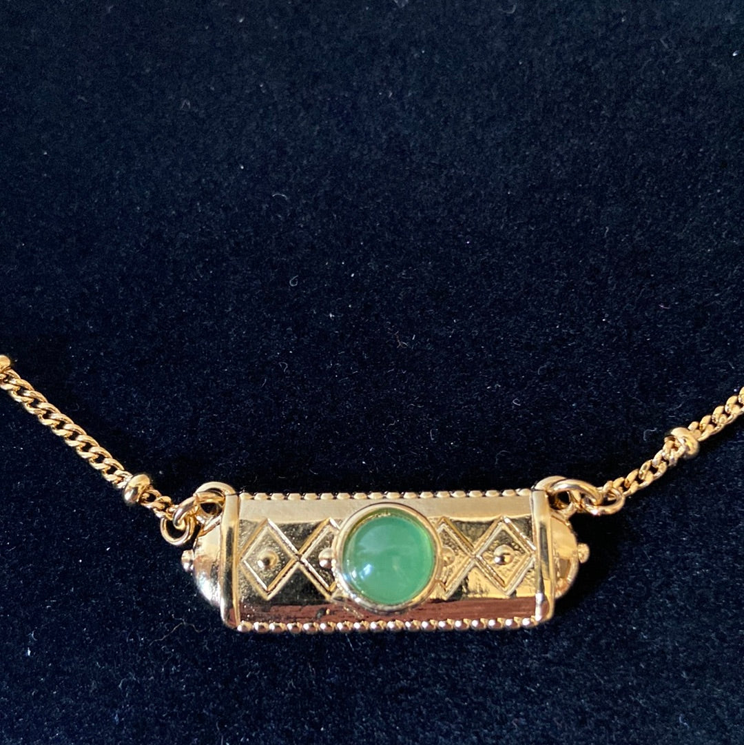 Collier pendentif rectangulaire plaqué or avec pierre semi-précieuse verte Shabada