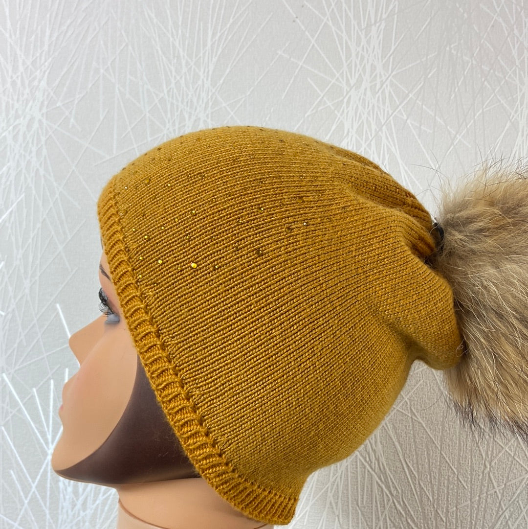 Bonnet jaune moutarde avec strass et pompon en fourrure