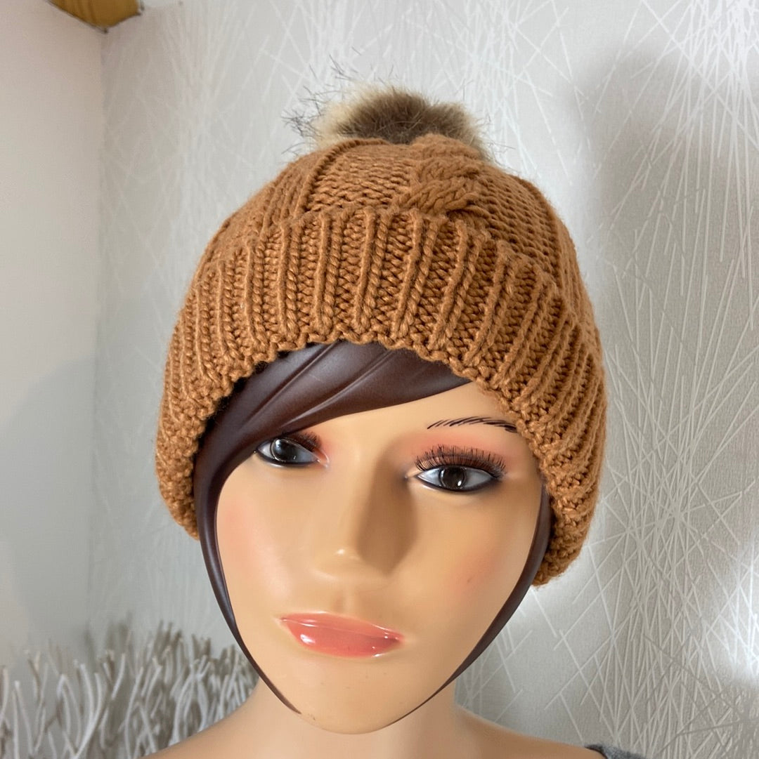 Bonnet brun camel grosse maille avec pompon fourrure synthétique Deeluxe