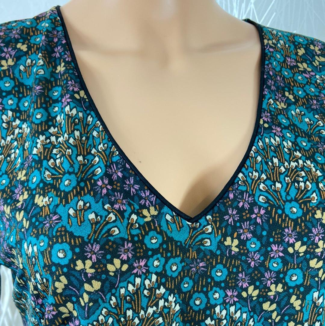 Blouse légère verte motif fleurs col V manches 3/4 Le Singe de Julie - Offre-Unique