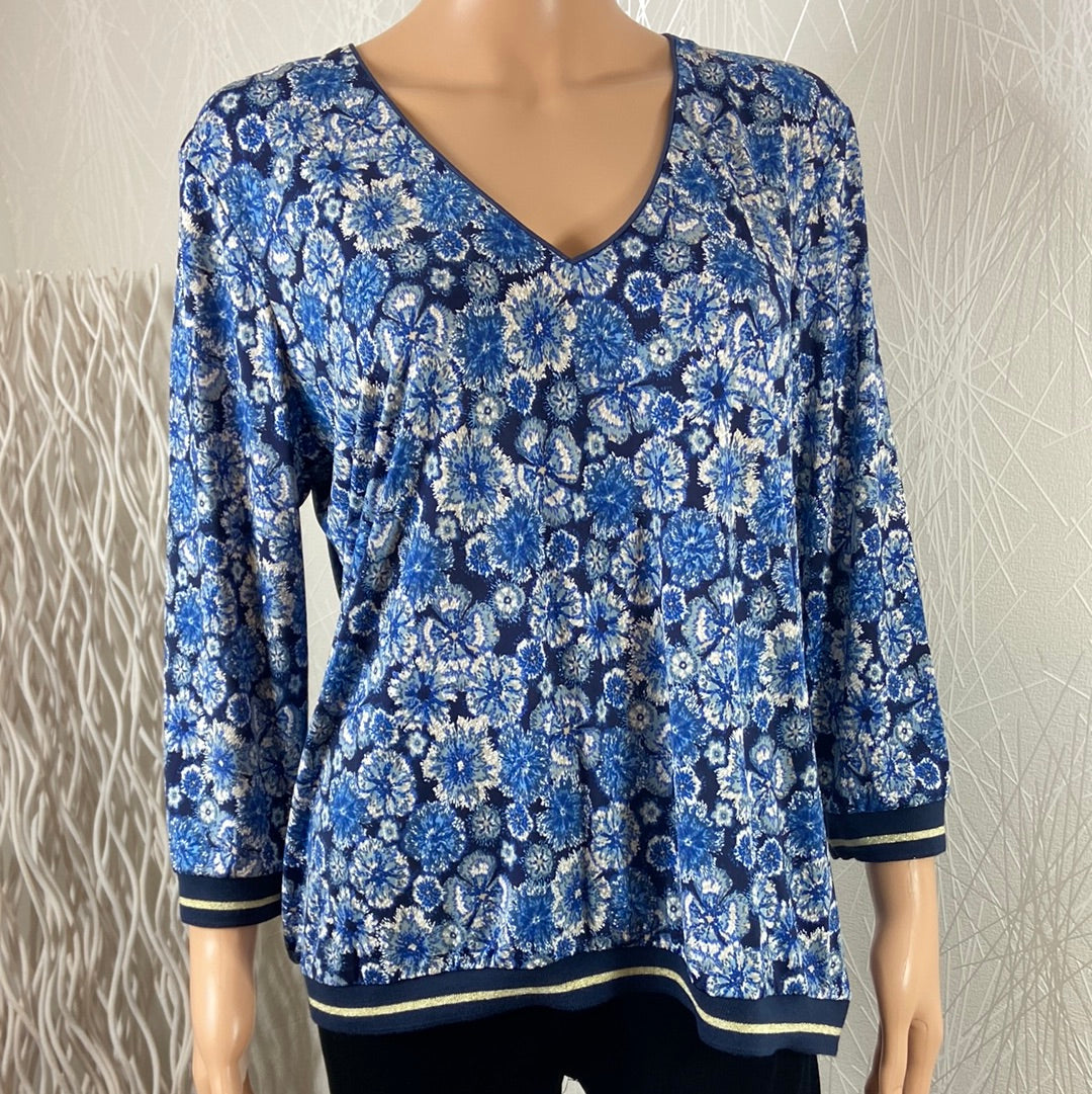 Blouse fleurie bleue col V manches 3/4 Le Singe de Julie