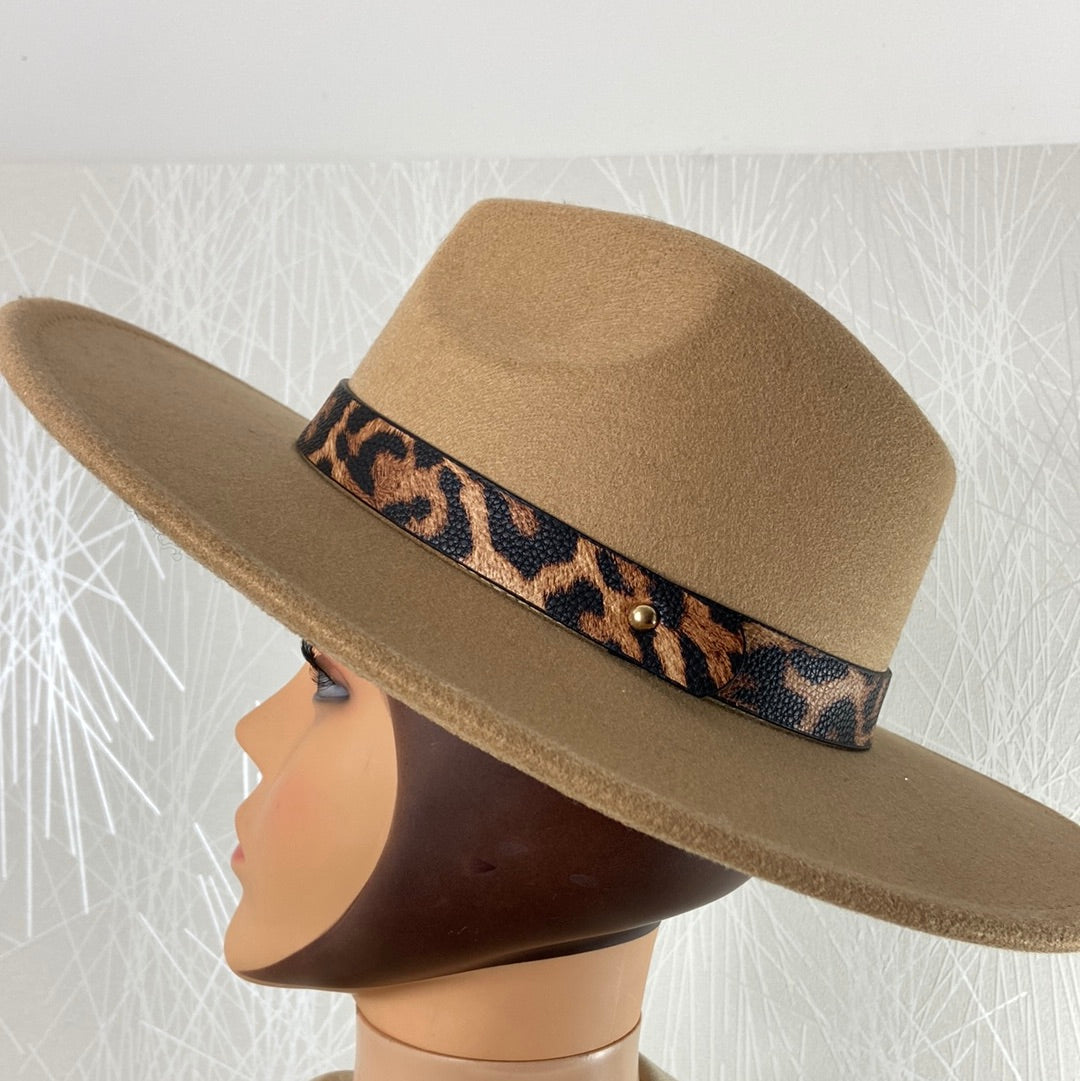 Chapeau beige pour femme avec ruban aspect cuir léopard